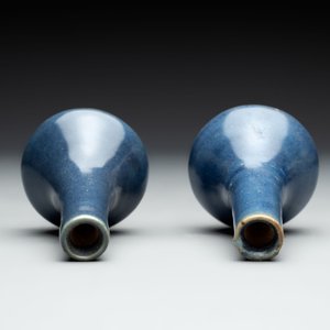 A pair of Chinese powder-blue vases and a blue and white 'Hatcher Cargo' vase, Transitional period — foto 6