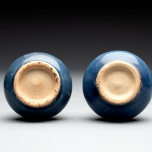 A pair of Chinese powder-blue vases and a blue and white 'Hatcher Cargo' vase, Transitional period — foto 7