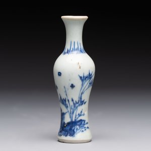 A pair of Chinese powder-blue vases and a blue and white 'Hatcher Cargo' vase, Transitional period — foto 8