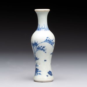 A pair of Chinese powder-blue vases and a blue and white 'Hatcher Cargo' vase, Transitional period — foto 9