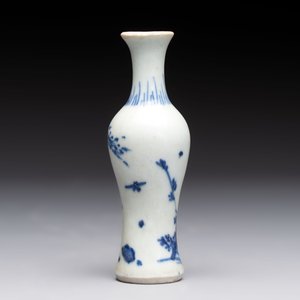 A pair of Chinese powder-blue vases and a blue and white 'Hatcher Cargo' vase, Transitional period — foto 10