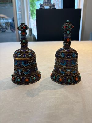 A pair of Chinese precious stone-inset and enamelled gilt-silver filigree bell-form covered boxes, silver mark, 19/20th C. — photo 1