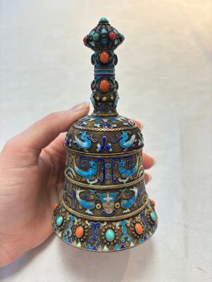 A pair of Chinese precious stone-inset and enamelled gilt-silver filigree bell-form covered boxes, silver mark, 19/20th C. — photo 11