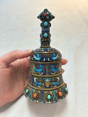 A pair of Chinese precious stone-inset and enamelled gilt-silver filigree bell-form covered boxes, silver mark, 19/20th C. — photo 12