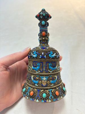 A pair of Chinese precious stone-inset and enamelled gilt-silver filigree bell-form covered boxes, silver mark, 19/20th C. — photo 13