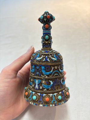 A pair of Chinese precious stone-inset and enamelled gilt-silver filigree bell-form covered boxes, silver mark, 19/20th C. — photo 2