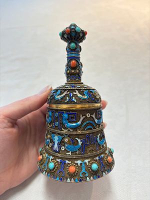 A pair of Chinese precious stone-inset and enamelled gilt-silver filigree bell-form covered boxes, silver mark, 19/20th C. — photo 3