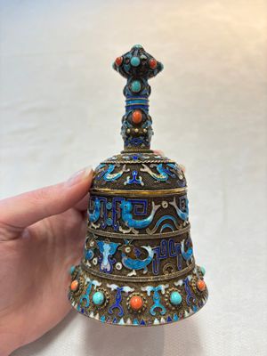 A pair of Chinese precious stone-inset and enamelled gilt-silver filigree bell-form covered boxes, silver mark, 19/20th C. — photo 4