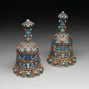 A pair of Chinese precious stone-inset and enamelled gilt-silver filigree bell-form covered boxes, silver mark, 19/20th C. — photo 1
