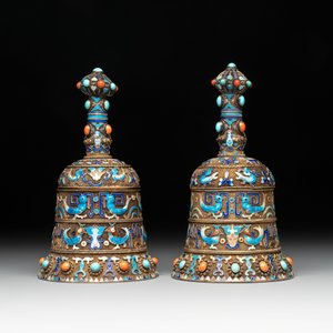 A pair of Chinese precious stone-inset and enamelled gilt-silver filigree bell-form covered boxes, silver mark, 19/20th C. — photo 2