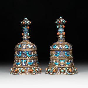 A pair of Chinese precious stone-inset and enamelled gilt-silver filigree bell-form covered boxes, silver mark, 19/20th C. — photo 3