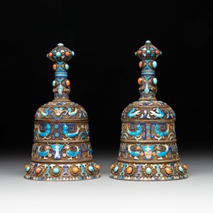 A pair of Chinese precious stone-inset and enamelled gilt-silver filigree bell-form covered boxes, silver mark, 19/20th C. — photo 4
