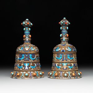 A pair of Chinese precious stone-inset and enamelled gilt-silver filigree bell-form covered boxes, silver mark, 19/20th C. — photo 5
