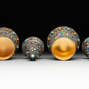 A pair of Chinese precious stone-inset and enamelled gilt-silver filigree bell-form covered boxes, silver mark, 19/20th C. — photo 6