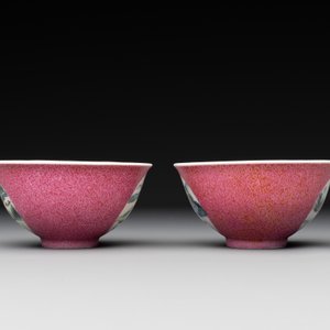 A pair of Chinese puce-sgraffito-ground 'landscape' bowls, Qianlong mark, Republic — photo 2