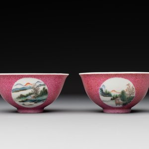 A pair of Chinese puce-sgraffito-ground 'landscape' bowls, Qianlong mark, Republic — photo 3