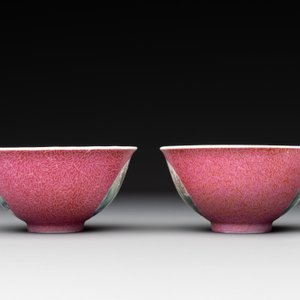 A pair of Chinese puce-sgraffito-ground 'landscape' bowls, Qianlong mark, Republic — photo 4