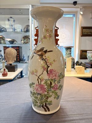 A pair of Chinese qianjiang cai 'birds among flowering branches' vases, signed Wang Yongyuan 汪永源, dated 1900 — 照片 1