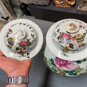 A pair of Chinese qianjiang cai vases and covers with antiquities, 19/20th C. — 照片 18