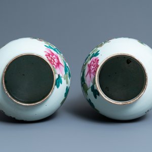A pair of Chinese qianjiang cai vases and covers with antiquities, 19/20th C. — 照片 5