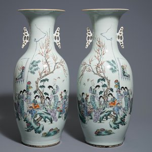 A pair of Chinese qianjiang cai vases with figures in a garden, 19/20th C. — photo 1
