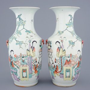 A pair of Chinese qianjiang cai vases with ladies and children, 19/20th C. — photo 1