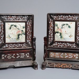 A pair of Chinese qianjiang cai wooden table screens, Shen De Tang Zhi marks, 19/20th C. — photo 1