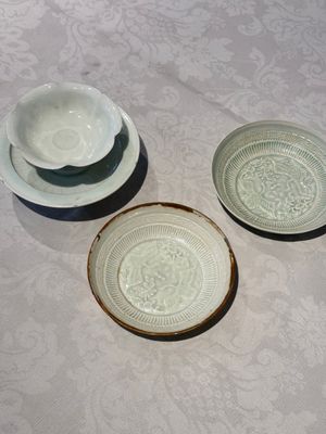 A pair of Chinese qingbai 'crane' plates and a tea bowl with stand, Song/Yuan — photo 1