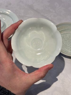 A pair of Chinese qingbai 'crane' plates and a tea bowl with stand, Song/Yuan — photo 12