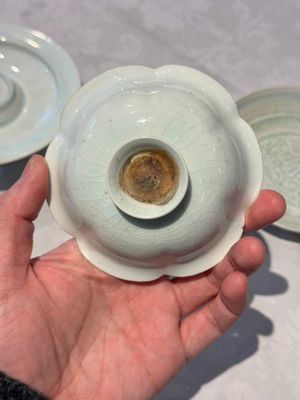 A pair of Chinese qingbai 'crane' plates and a tea bowl with stand, Song/Yuan — photo 14