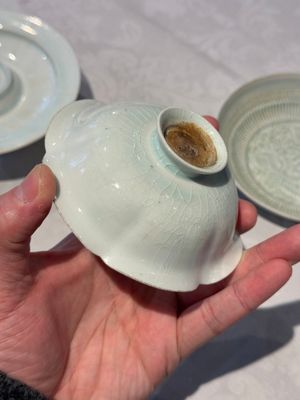 A pair of Chinese qingbai 'crane' plates and a tea bowl with stand, Song/Yuan — photo 15