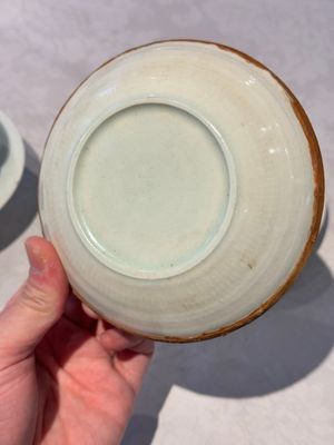 A pair of Chinese qingbai 'crane' plates and a tea bowl with stand, Song/Yuan — photo 5