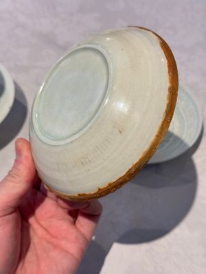 A pair of Chinese qingbai 'crane' plates and a tea bowl with stand, Song/Yuan — photo 6