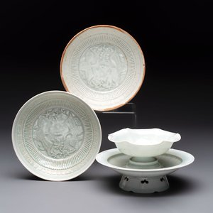 A pair of Chinese qingbai 'crane' plates and a tea bowl with stand, Song/Yuan — photo 1