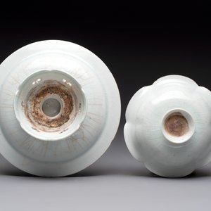 A pair of Chinese qingbai 'crane' plates and a tea bowl with stand, Song/Yuan — photo 11