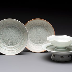 A pair of Chinese qingbai 'crane' plates and a tea bowl with stand, Song/Yuan — photo 2