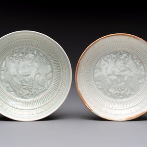 A pair of Chinese qingbai 'crane' plates and a tea bowl with stand, Song/Yuan — photo 3