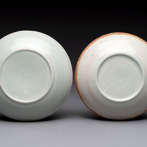 A pair of Chinese qingbai 'crane' plates and a tea bowl with stand, Song/Yuan — photo 4