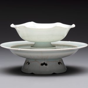 A pair of Chinese qingbai 'crane' plates and a tea bowl with stand, Song/Yuan — photo 5