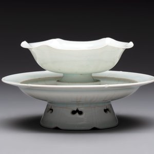 A pair of Chinese qingbai 'crane' plates and a tea bowl with stand, Song/Yuan — photo 6
