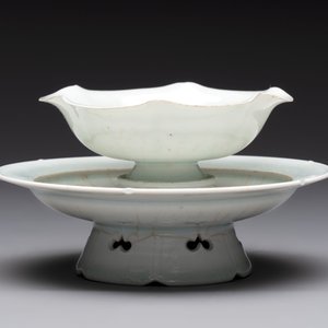 A pair of Chinese qingbai 'crane' plates and a tea bowl with stand, Song/Yuan — photo 7