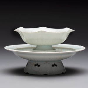 A pair of Chinese qingbai 'crane' plates and a tea bowl with stand, Song/Yuan — photo 8
