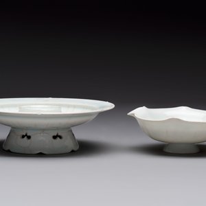 A pair of Chinese qingbai 'crane' plates and a tea bowl with stand, Song/Yuan — photo 9