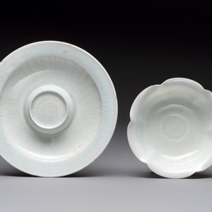 A pair of Chinese qingbai 'crane' plates and a tea bowl with stand, Song/Yuan — photo 10