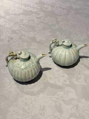 A pair of Chinese qingbai ewers and covers with dragon-form handles, Song/Yuan — 照片 1