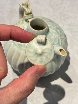 A pair of Chinese qingbai ewers and covers with dragon-form handles, Song/Yuan — 照片 3