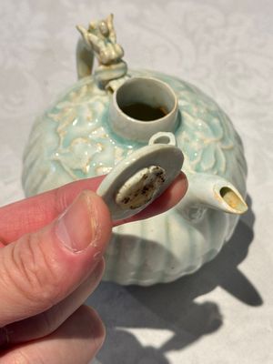 A pair of Chinese qingbai ewers and covers with dragon-form handles, Song/Yuan — 照片 4