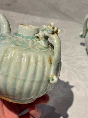 A pair of Chinese qingbai ewers and covers with dragon-form handles, Song/Yuan — 照片 8