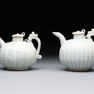 A pair of Chinese qingbai ewers and covers with dragon-form handles, Song/Yuan — 照片 1