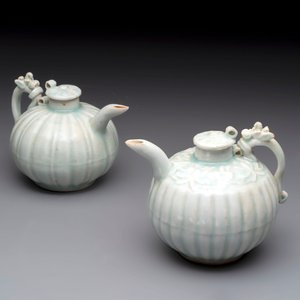 A pair of Chinese qingbai ewers and covers with dragon-form handles, Song/Yuan — 照片 2